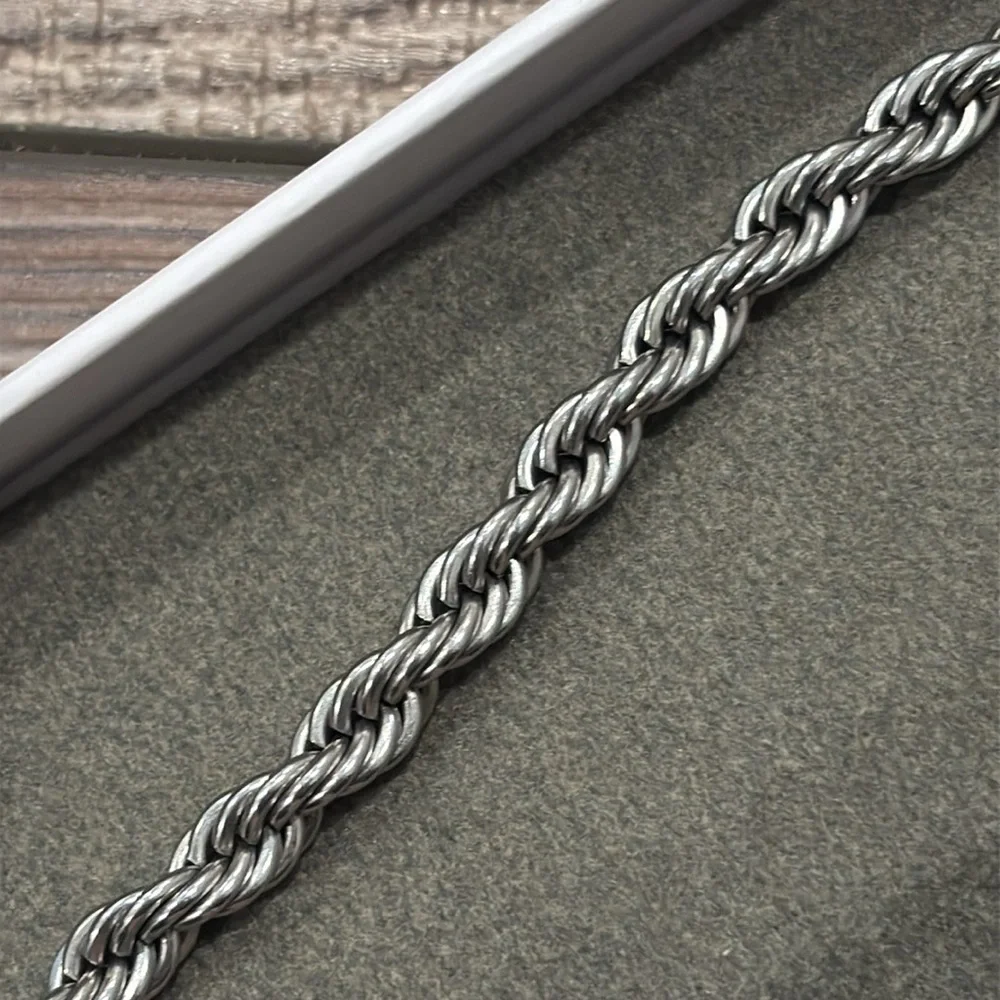 GLD Rope Chain Necklace - Picture 8 of 8